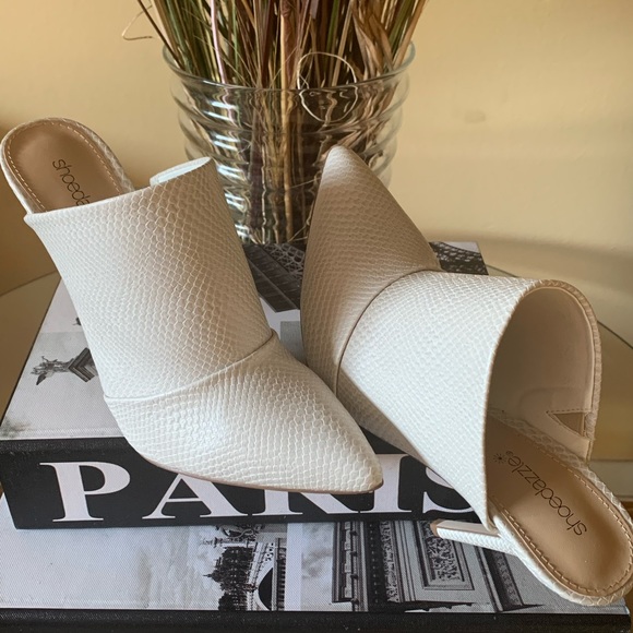 Upgrade your wardrobe with these Off White Pointed Toe Mules! Never worn! - Picture 5 of 6
